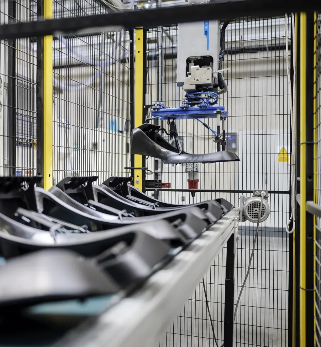 Robot arm unloading moulded parts in Rompa's Leipheim plant